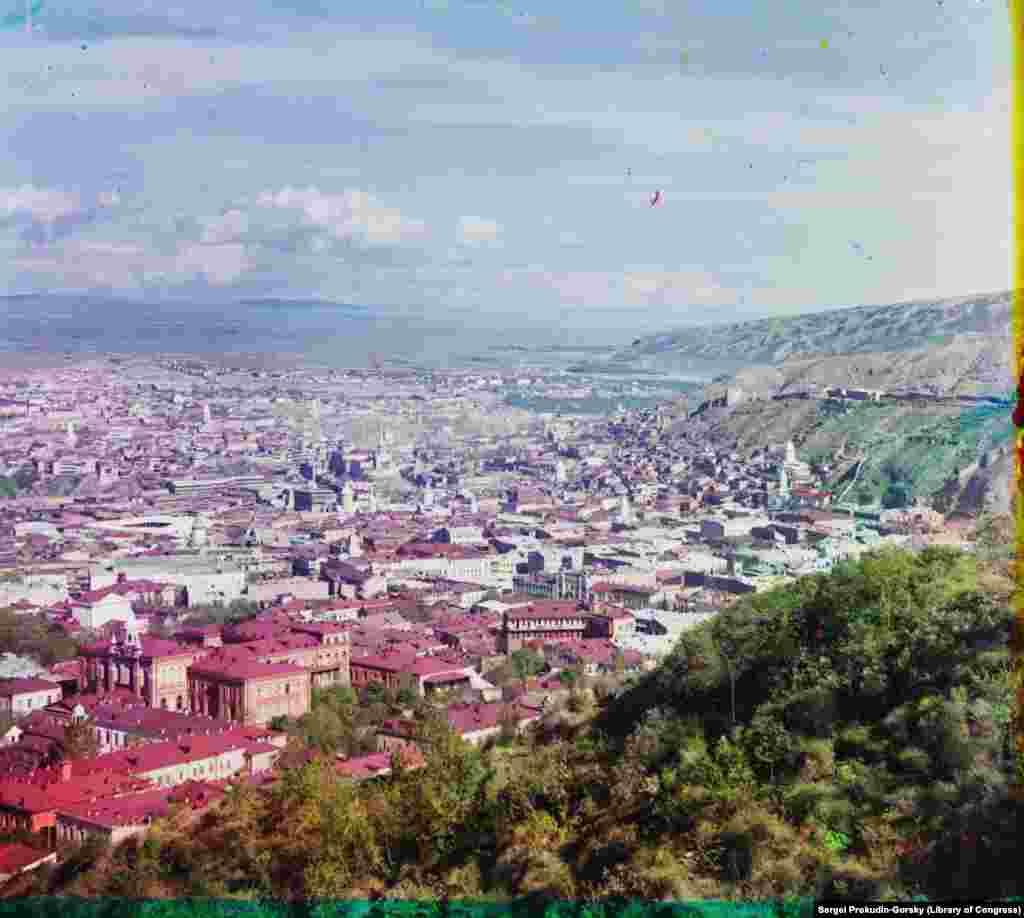 Тбилиси (до 1936 года город был известен как Тифлис). Вид, открывающийся из церкви Святого Давида. На момент создания этой фотографии в городе жило около 160 тысяч человек