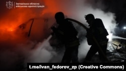 Рятувальники гасять пожежу, що виникла внаслідок російських ударів по Запоріжжю, 20 січня 2026 року