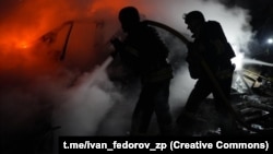 Рятувальники гасять пожежу під час попередніх російських атак по Україні, архівне фото