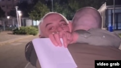 გიორგი ჩახუნაშვილი ხვდება შვილს საპატიმროს დატოვების შემდეგ