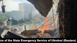 Fotografija prikazuje stambenu zgradu teško oštećenu ruskim raketnim udarom na Krivi Rih, Ukrajina, 31. jula 2023.