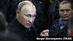 Ռուսաստանի նախագահ Վլադիմիր Պուտինը Չելյաբինսկի կոմպրեսորային գործարանում զրուցում է աշխատողների հետ, 9-ը նոյեմբերի, 2017թ․