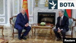 Udhëheqësi bjellorus, Aleksandr Lukashenko, dhe i dërguari amerikan, John Coale gjatë takimit në Minsk më 13 dhjetor 2025.