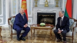 Președintele Belarusului, Alexandr Lukașenko, și trimisul special al SUA, John Coale, se întâlnesc la Minsk pe 13 decembrie 2025.