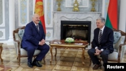 Președintele Belarusului, Alexandr Lukașenko, și trimisul special al SUA, John Coale, se întâlnesc la Minsk pe 13 decembrie 2025.