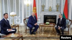 Beloruski predsednik Aleksandar Lukašenko i američki izaslanik Džon Koul sastaju se u Minsku 13. decembra 2025.