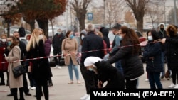 Građani u redu za testiranje na korona virus, Priština