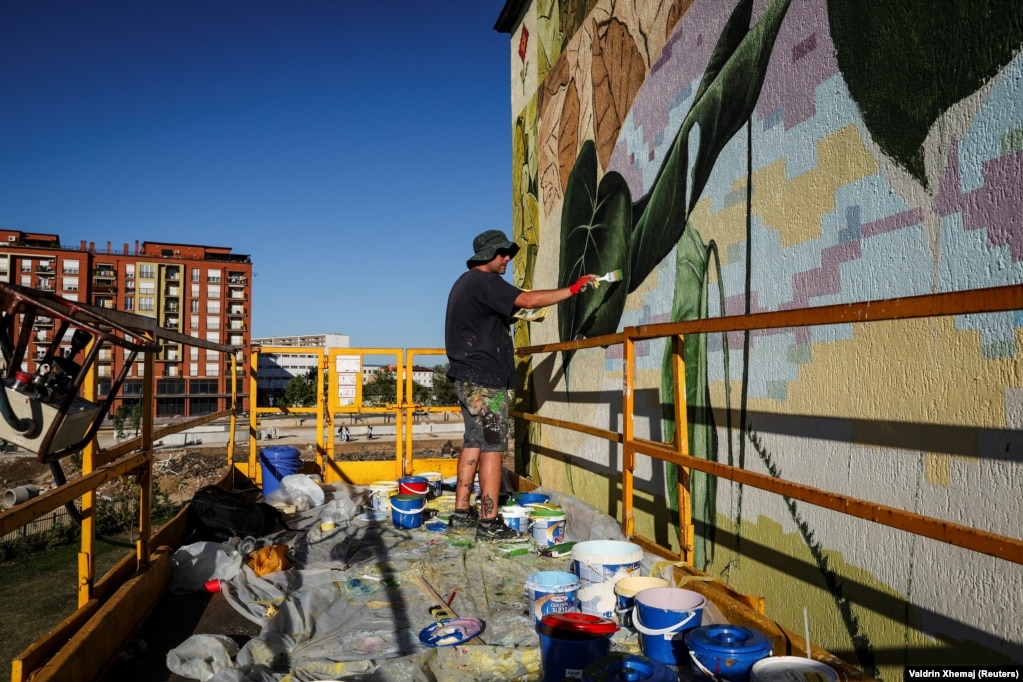 Artisti italian, Fabio Petani, duke pikturuar një mural në Ferizaj, më 19 shtator.