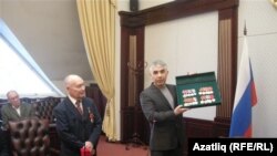 Башкортстанның вәкаләтле вәкиле Салават Гомәров Тәлгать Хурамшинга бүләкләрен тапшыра