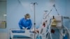 Një infermiere kujdeset për një pacient me COVID-19 në Klinikën për Sëmundje Infektive gjatë pandemisë. Prishtinë, 21 shtator 2020