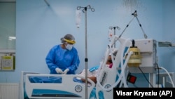 Një infermiere brenda Njësisë së Kujdesit Intensiv viziton një pacient me COVID-19 në Klinikën për Sëmundje Infektive gjatë pandemisë. Prishtinë, 21 shtator, 2020. 