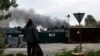 Muškarac gleda u dim nakon što su se u Kijevu 5. juna 2022. čule eksplozije.