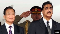 China's Wen Jiabao (left) with Pakistani Prime Minister Yusuf Raza Gilani in Rawalpindi, Pakistan, at the start of Wen's visit.