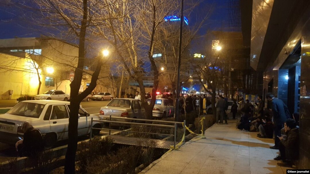 بنابر گزارش‌ها، شماری از بستگان بازداشت‌شدگان شامگاه پنج‌شنبه در برابر بازداشتگاه وزرا تجمع کردند.
