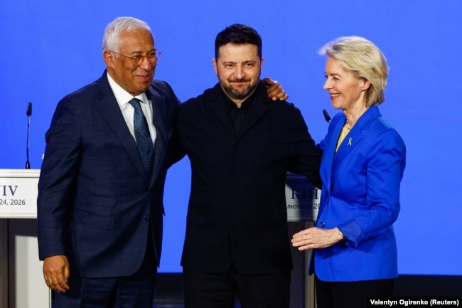 Президент України Володимир Зеленський, очільниця Єврокомісії Урсула фон дер Ляєн та президент Євроради Антоніу Кошта на пресконференції з нагоди четвертої річниці повномасштабного вторгнення Росії в Україну, у Києві, Україна, 24 лютого 2026 року