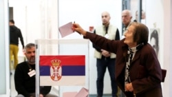 Një grua voton në një vendvotim në Beograd, gjatë zgjedhjeve parlamentare në Serbi, më 25 tetor 2026.