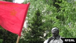 Kod statue Josipa Broza Tita u Sarajevu obilježena je 30. godišnjica njegove smrti, 04. maj 2010. Fotografije uz tekst: Zvjezdan Živković