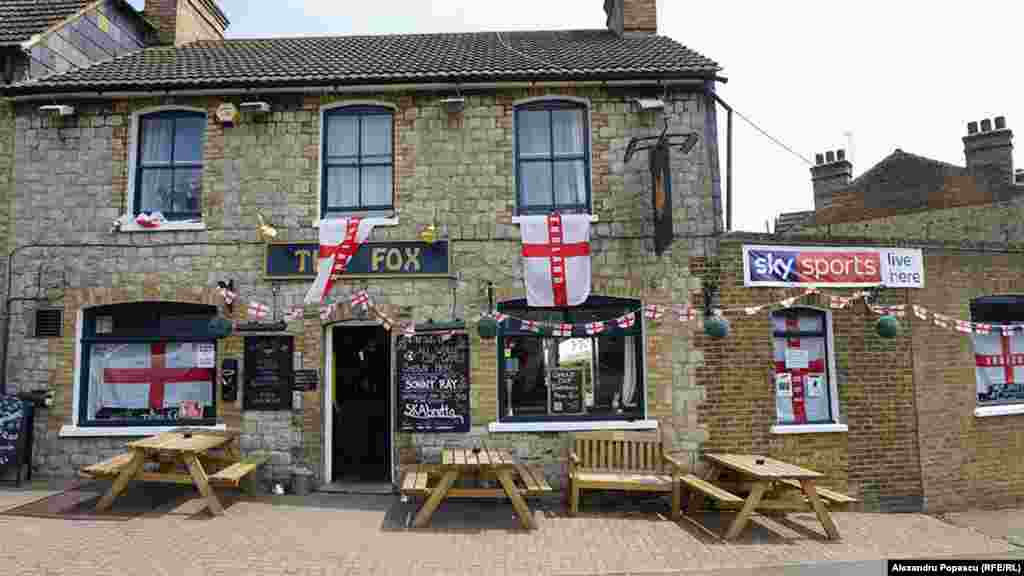 În perioada desfășurării campionatului la mare căutare sunt Pub-urile. Fiecare local încearcă să atragă clienții cu oferte tentante, reduceri și dimensiuni impresionante ale LED-urilor de pe care pot fi privite meciurile