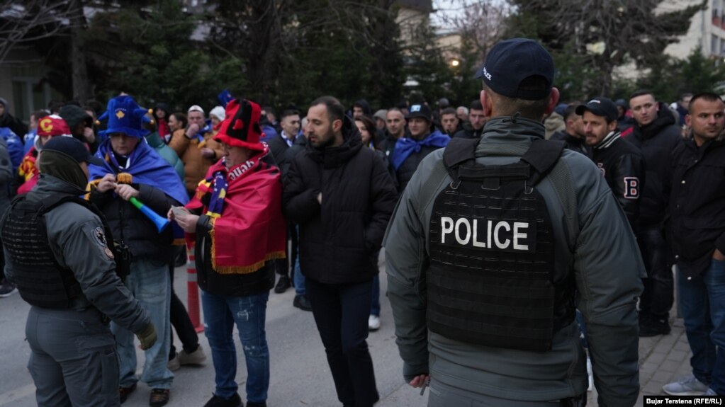 Zyrtarë policorë shihen duke mbikëqyrur sigurinë në Prishtinë, pak para ndeshjes vendimtare mes Kosovës dhe Turqisë për një vend në Kupën e Botës 2026, të martën në Stadiumin "Fadil Vokrri".