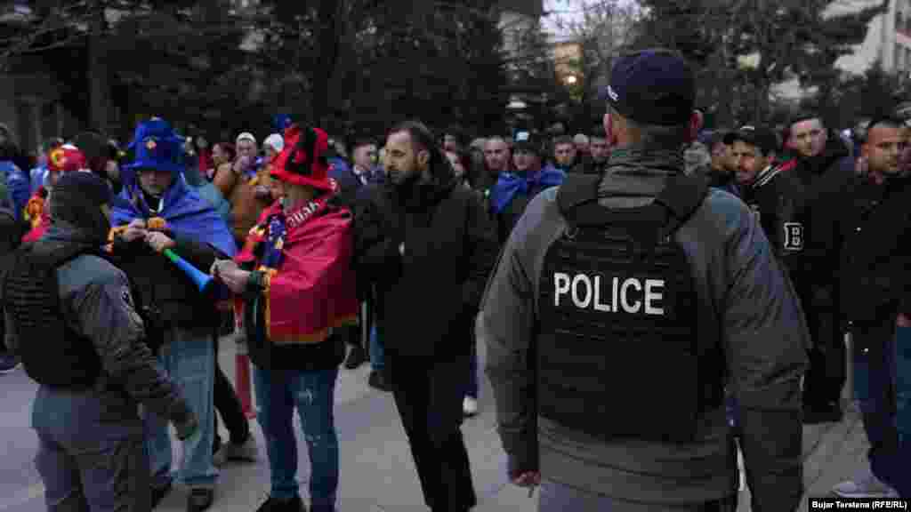 Zyrtarë policorë shihen duke mbikëqyrur sigurinë në Prishtinë, pak para ndeshjes vendimtare mes Kosovës dhe Turqisë për një vend në Kupën e Botës 2026, të martën në Stadiumin "Fadil Vokrri".