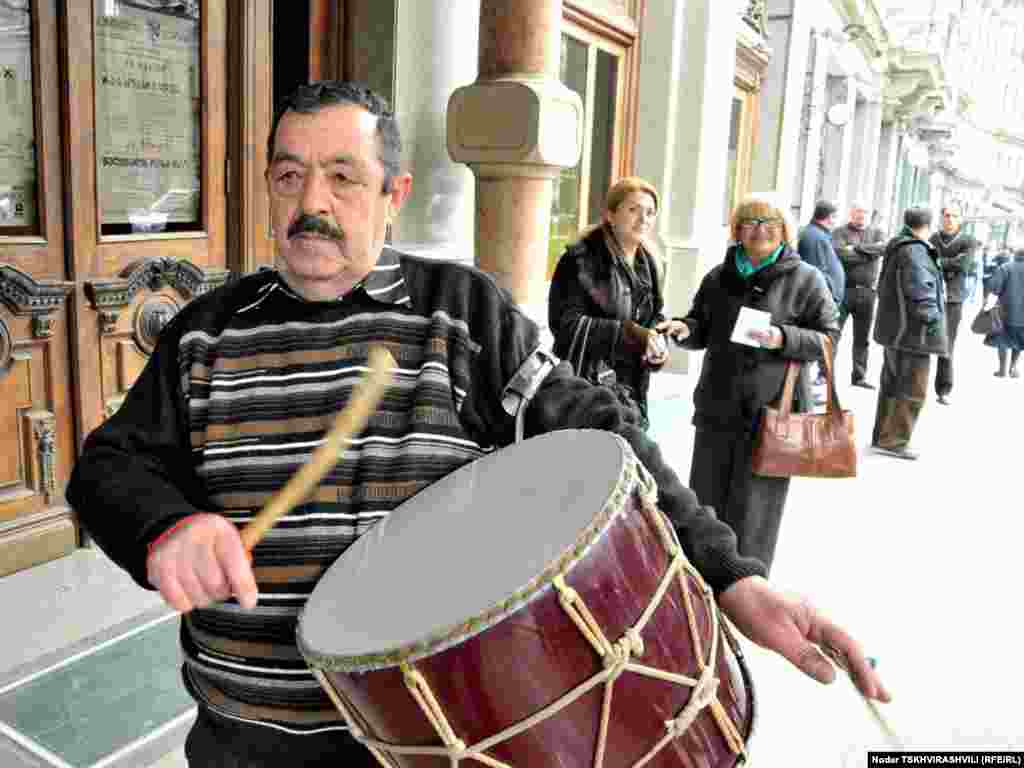 ნოვრუზ ბაირამი თბილისში - საქართველოში მცხოვრები ეთნიკური აზერბაიჯანელები ნოვრუზ ბაირამს აღნიშნავენ. დღესასწაული კულმინაციას 21 მარტს - გაზაფხულის ბუნიობის დროს აღწევს. ტრადიციულად დღესასწაულის აღნიშვნა რამდენიმე კვირით ადრე იწყება. ამ მხრივ გამონაკლისი არც თბილისია, სადაც საზეიმო კონცერტს რუსთაველის თეატრმა უმასპინძლა.