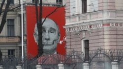 Vlagyimir Putyin orosz elnök csontvázszerű ábrázolása egy épületen, amely a lettországi Rigában található orosz nagykövetségre néz, 2023 januárjában fényképezve