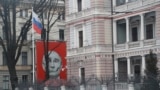 Prikaz ruskog predsednika Vladimira Putina kao kostura na zgradi koja gleda na rusku ambasadu u Rigi, Letonija, januar 2023.
