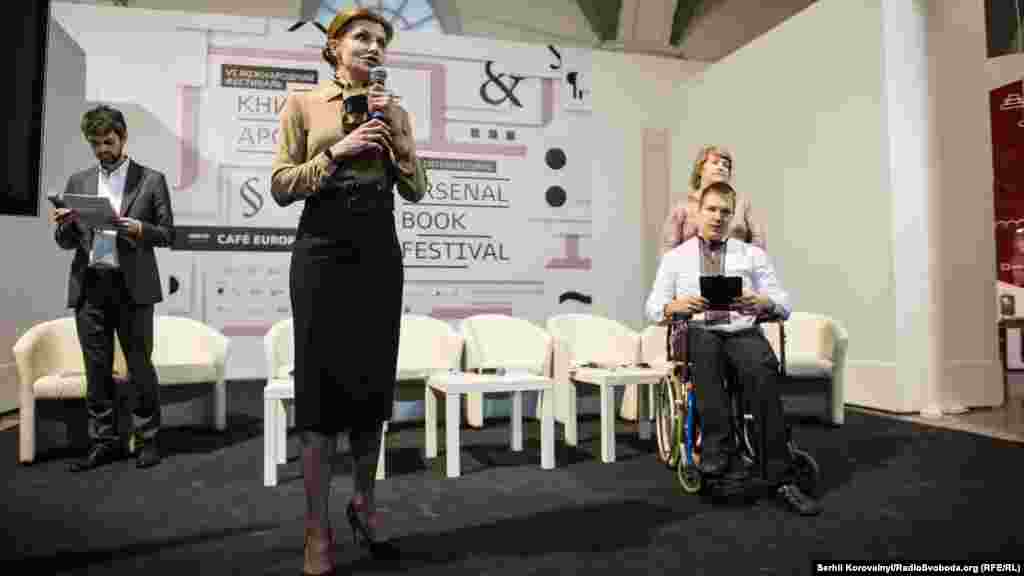 Марина Порошенко вимовляє промову на церемонії відкриття фестивалю