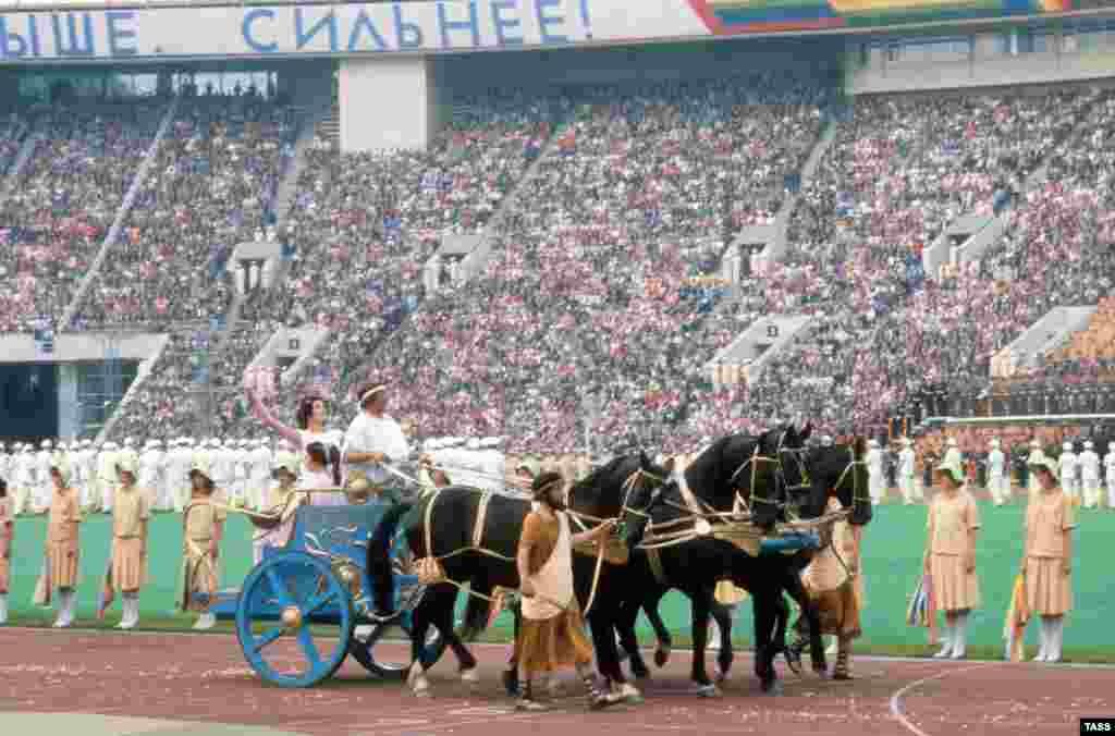 Performers arrive in a Roman-style chariot.