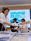 Члены участковой избирательной комиссии подсчитывают бюллетени после закрытия участка в Алматы в день выборов в Курултай. 23 августа 2026 года 