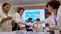 Члены участковой избирательной комиссии подсчитывают бюллетени после закрытия участка в Алматы в день выборов в Курултай. 23 августа 2026 года 