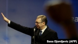 Predsednik Srbije Aleksandar Vučić otvorenom šakom podignutom u vis pozdravlja okupljene na mitingu u Jagodini, 24. januar 2025.