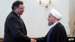 Presidenti iranian, Hassan Rohani (djathtas) dhe udhëheqësi i kompanisë franceze, Total, Patrick Pouyanne Chairman, foto nga arkivi.