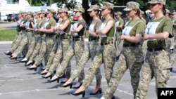 Fotografija ukrajinskog Ministarstva odbrane koja prikazuje ukrajinske vojnikinje s visokim potpeticama na probi vojne parade u Kijevu.