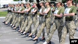 În Ucraina a izbucnit o întreagă polemică în jurul faptului că femeile din armată au fost puse să mărșăluiască purtând tocuri la repetițiile pentru defilarea din 24 august, ziua independenței țării