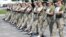 În Ucraina a izbucnit o întreagă polemică în jurul faptului că femeile din armată au fost puse să mărșăluiască purtând tocuri la repetițiile pentru defilarea din 24 august, ziua independenței țării