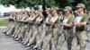 La repetițiile pentru o paradă militară care va avea loc în august, femeile cadet au purtat tocuri ca urmare a unei decizii a Ministerului Apărării