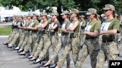 La repetițiile pentru o paradă militară care va avea loc în august, femeile cadet au purtat tocuri ca urmare a unei decizii a Ministerului Apărării