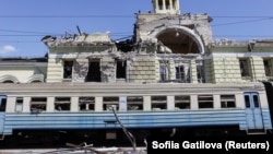 Архівне фото – наслідки російського удару по залізничному вокзалу в Лозовій