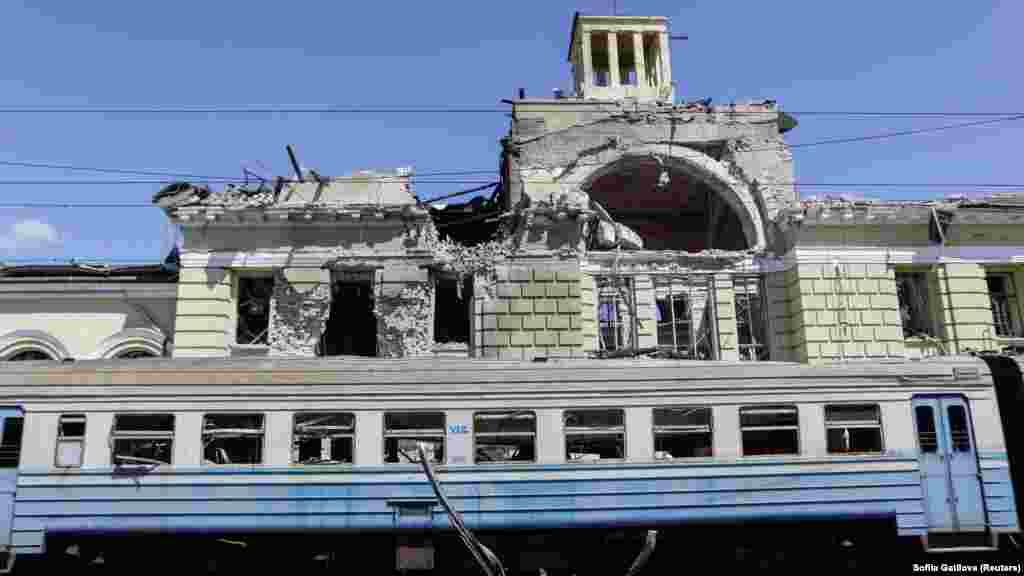 Elemzők szerint a kelet-ukrajnai vasúti infrastruktúra elleni legutóbbi támadások célja az lehetett, hogy felmérjék, Ukrajna hogyan reagál a zavarokra, és teszteljék, hogy az ellátási vonalakat mennyi ideig lehetne megszakítani az egy nagyobb orosz szárazföldi támadás esetén. A képen Lozova megrongált vasútállomása