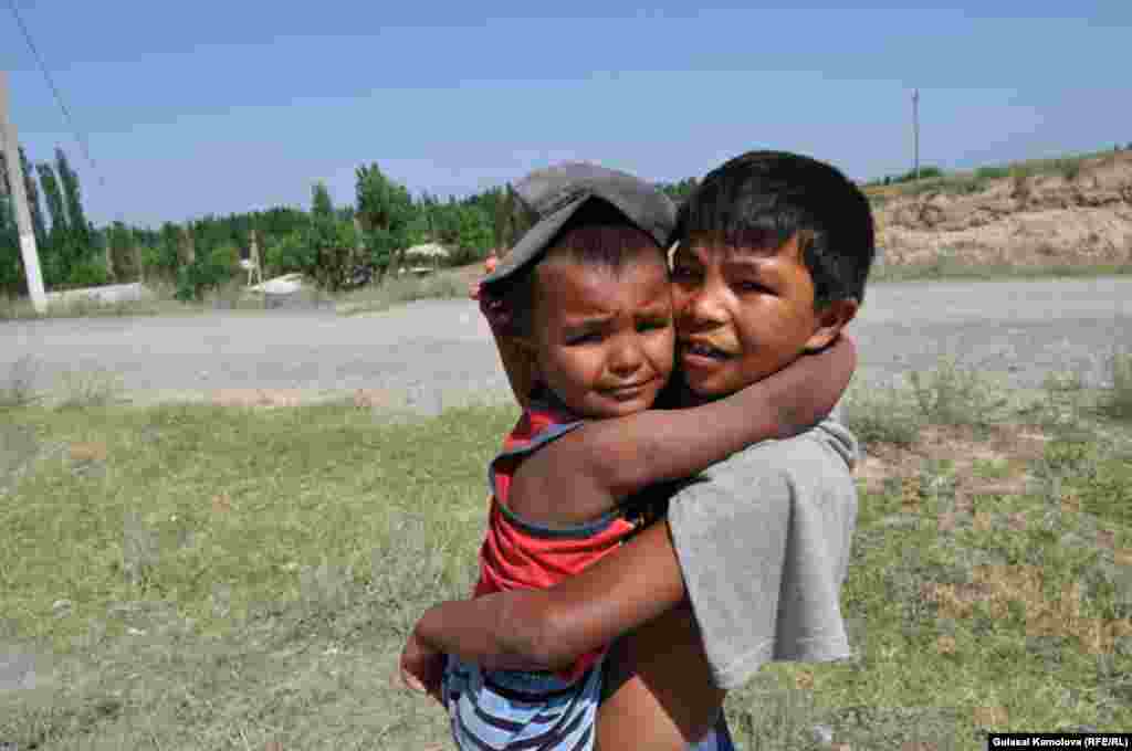 Биз ўнадирлик Абдулла ва Ҳусниддин бўламиз. Таътилни қўй боқиш билан ўтказаяпмиз.