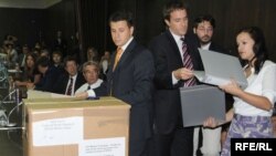 Otvaranje ponuda pristiglih na tender za dokapitalizaciju Elektroprivrede, 17. jul 2009, Foto: Savo Prelević