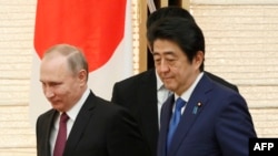 Russian President Vladimir Putin (left) and Japanese Prime Minister Shinzo Abe in Tokyo in December