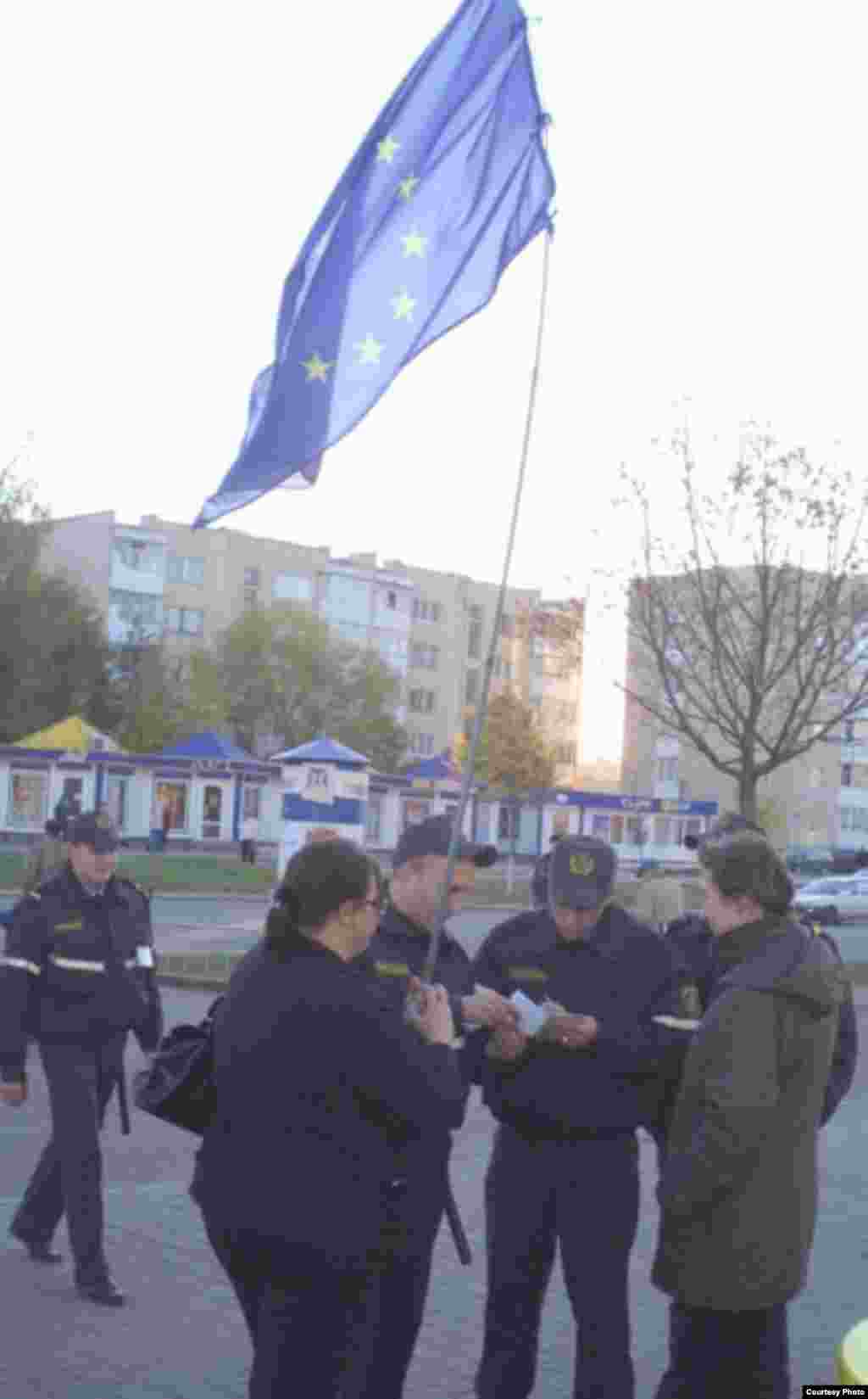 Уладзімер з Салігорску - Маладзечна. Правяраюць дакумэнты ў зборшчыкаў подпісаў з каманды Саньнікава.