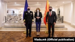 Адмирал Роберт Бурк со министерката за одбрана Радмила Шекеринска и премиерот Зоран Заев