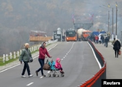 Жителі проходять через контрольний пункт у Станиці Луганській, жовтень 2019 року