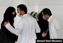 با فرو نشستن نخستین پرواز مسافری دوحه در ریاض در روز دوشنبه ۱۱ ژانویه، شهروندان سعودی به استقبال بستگگان خود آمدند