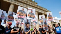 Neki od transparenata na prosvjedu, Berlin