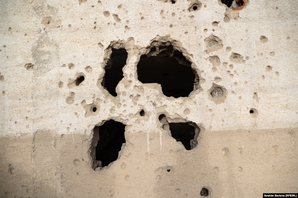 Gjurmët e plumbave dhe artilerive shihen kudo nëpër muret e shtëpive.