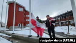 Підйом прапора Гренландії біля парламенту цієї данської автономії